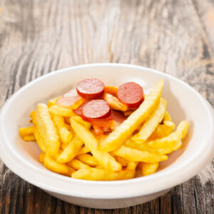 Papas a la francesa con salchicha